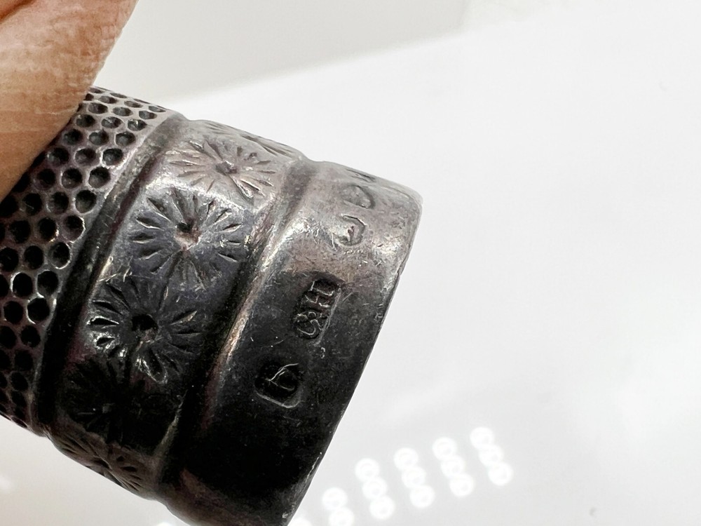 ANTIQUE SOLID SILVER CHARLES HORNER CHESTER THIMBLE DAISY PATTERN