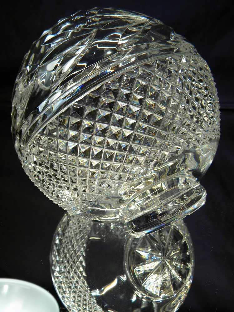 BEAUTIFUL CRYSTAL BALL VASE