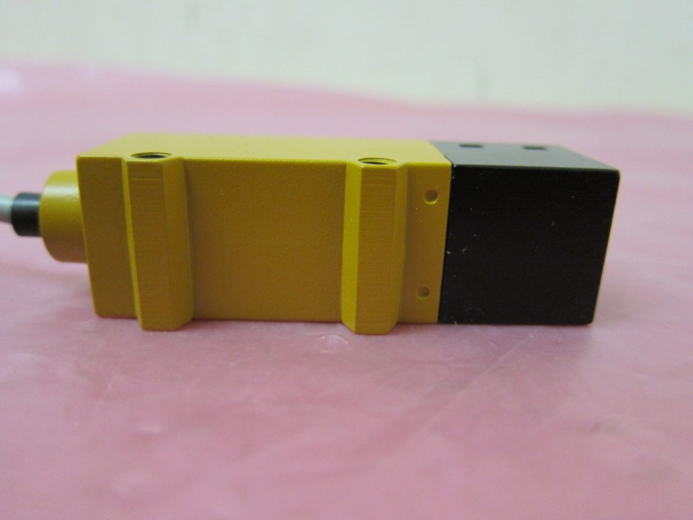 Omron E3S-R2E41 Photoelectric Switch 402627