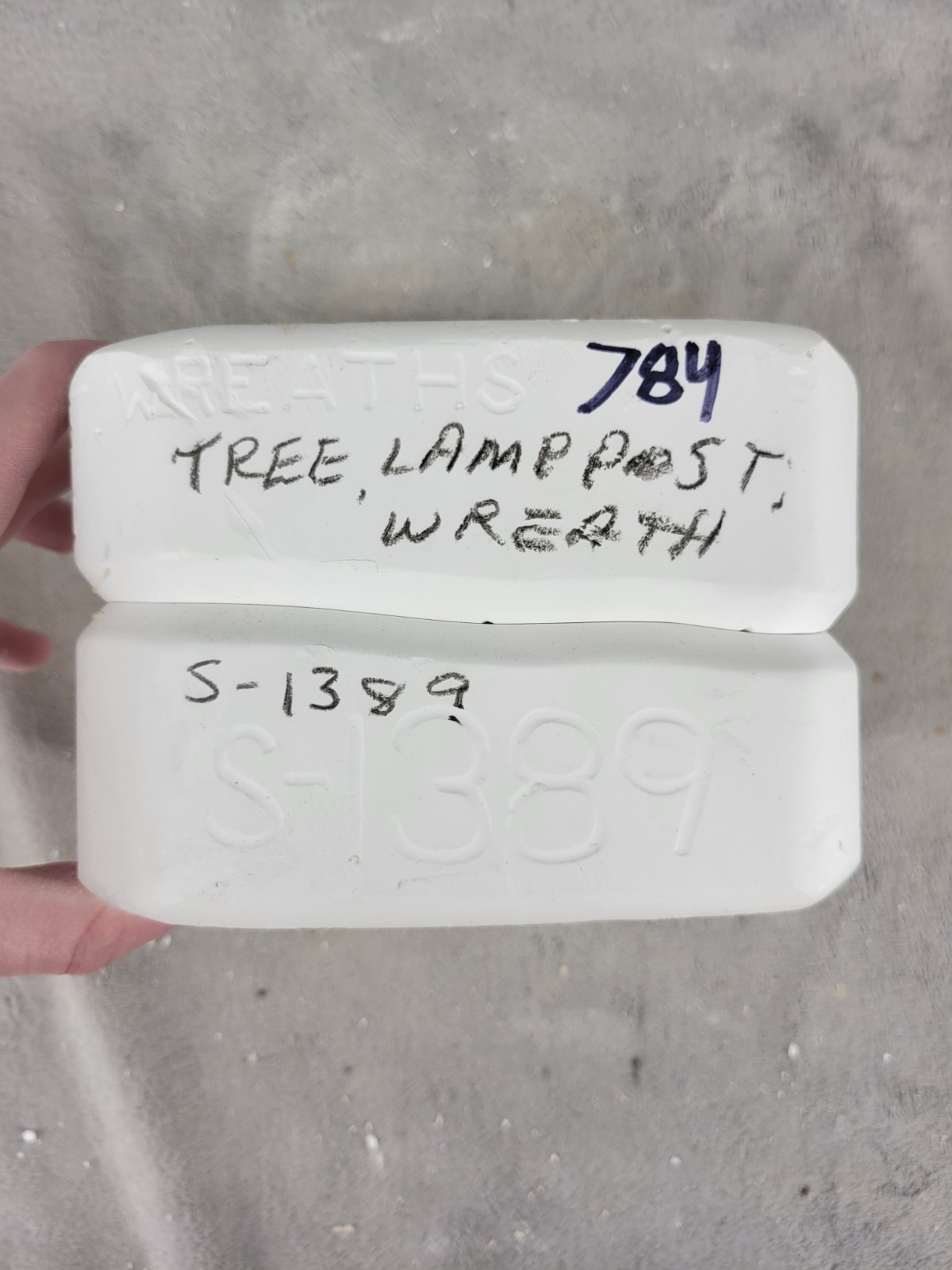 Vintage Ceramic Slip Casting Mold Of Tree Lamp Post & Wreath Scioto S-1389