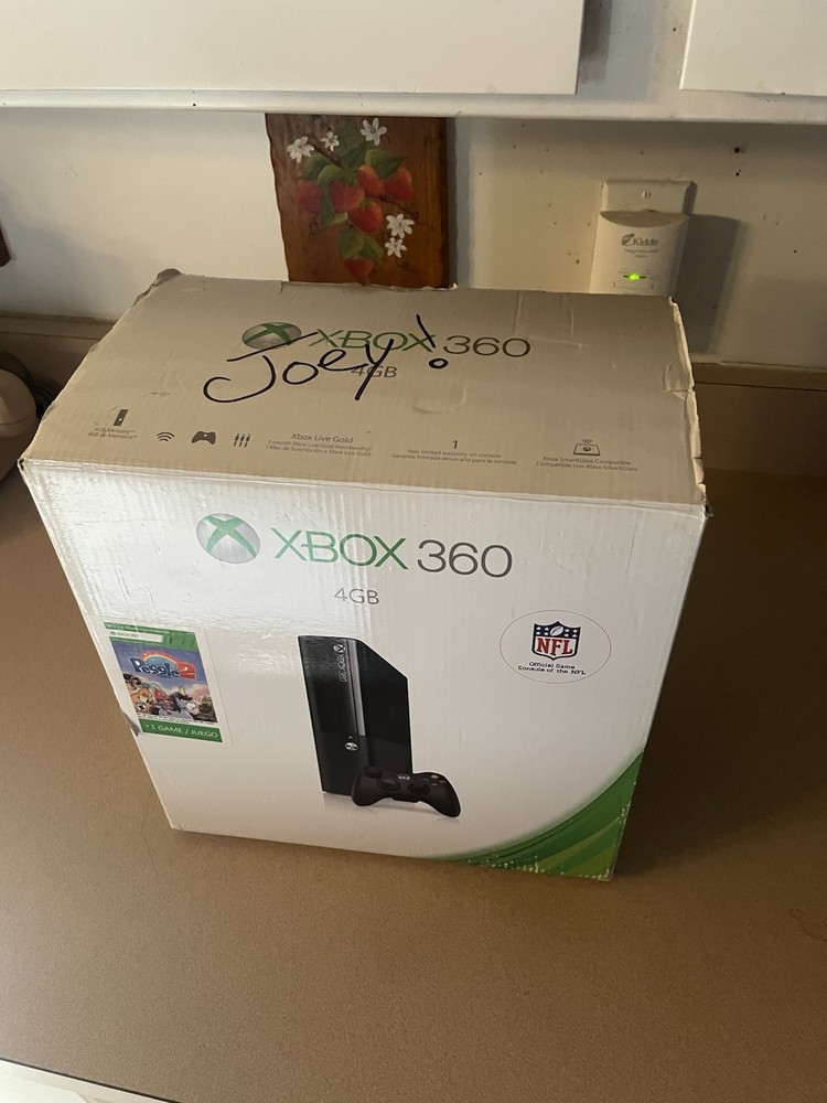 xbox 360 with two controllers Read Desc