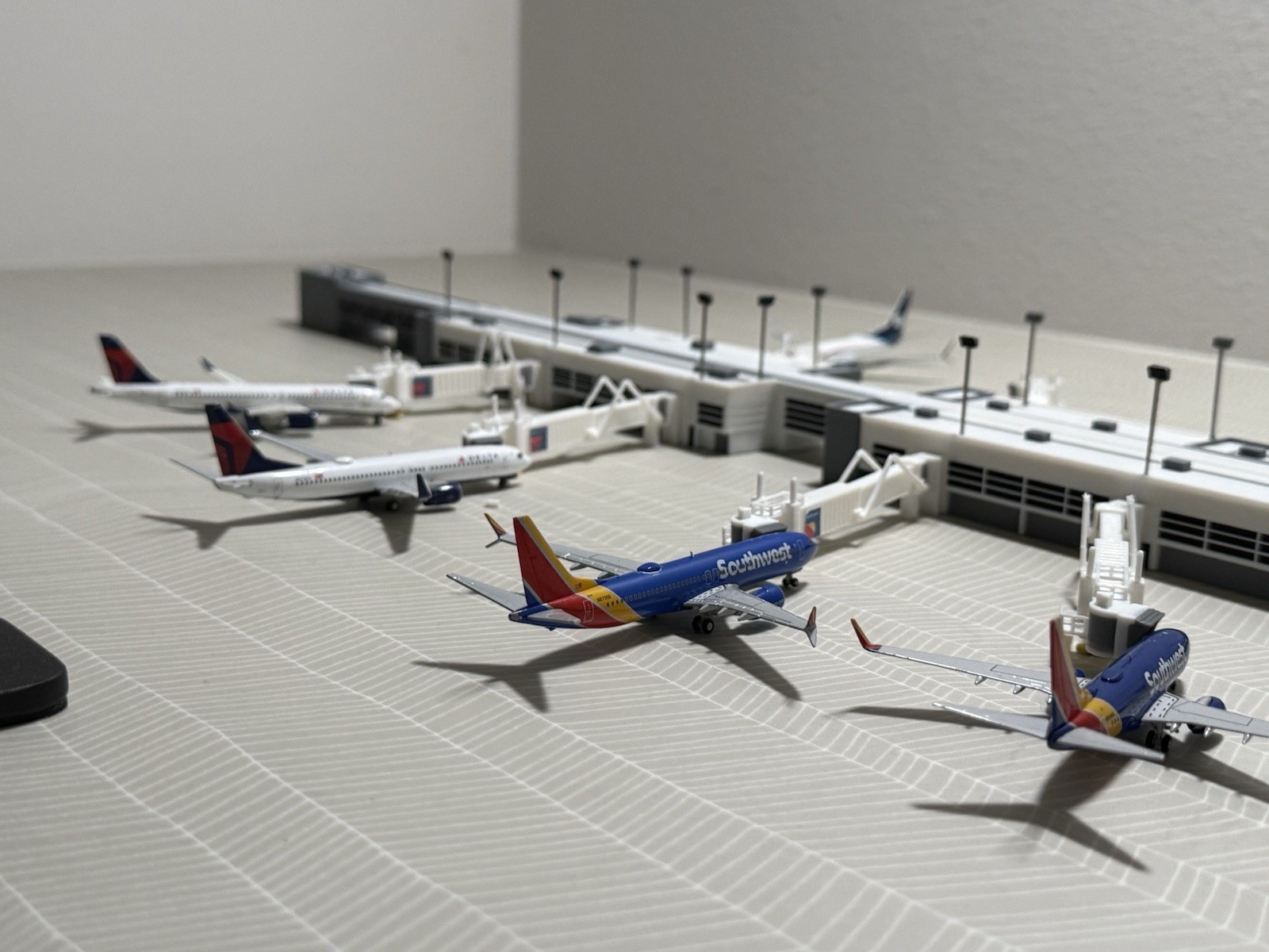 1:400 Model Airport Domestic Terminal w Functional Jet bridges (11)