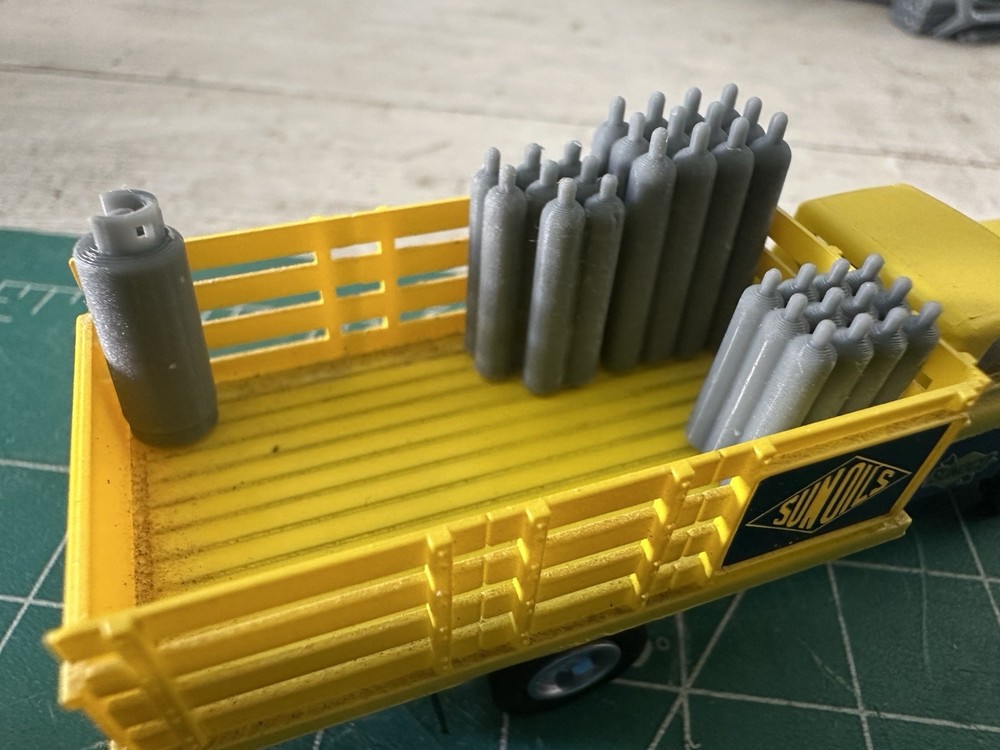 HO Scale Welding Gas Bottle Set
