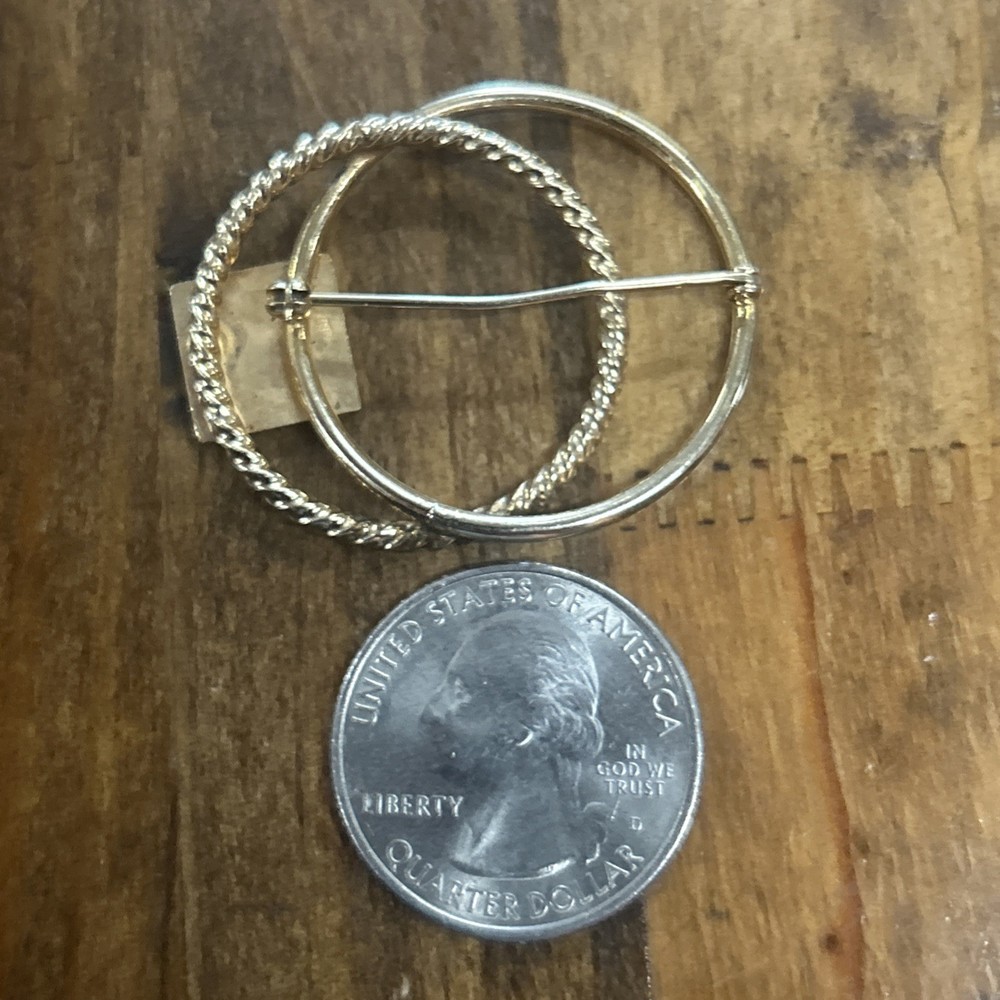 Gold Tone Interlocking Hoops Brooch Rope Texture