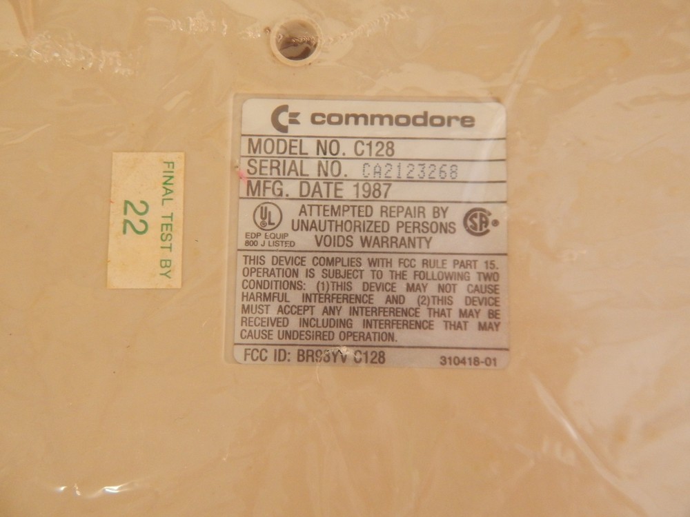 ^^ COMMODORE 128 VINTAGE PERSONAL COMPUTER IN BOX (WMN24)