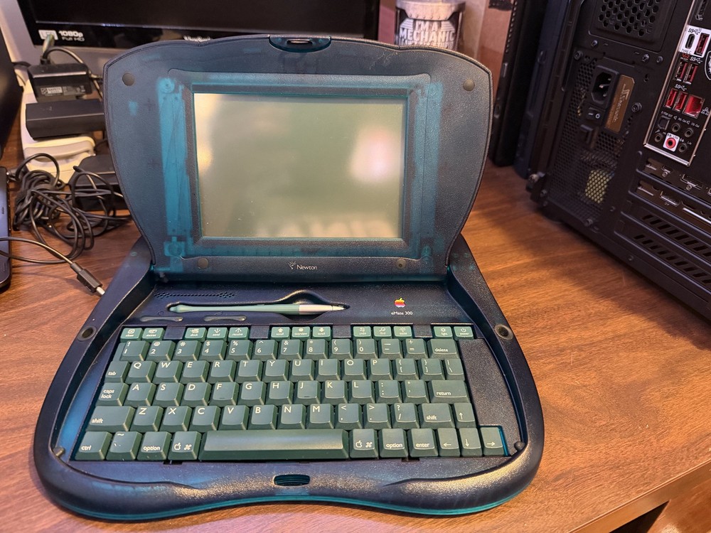 Apple Newton eMate 300 Computer Complete In Box