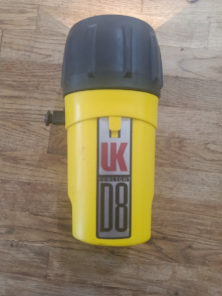 UNDERWATER KINETICS D8 Xenon Dive Light