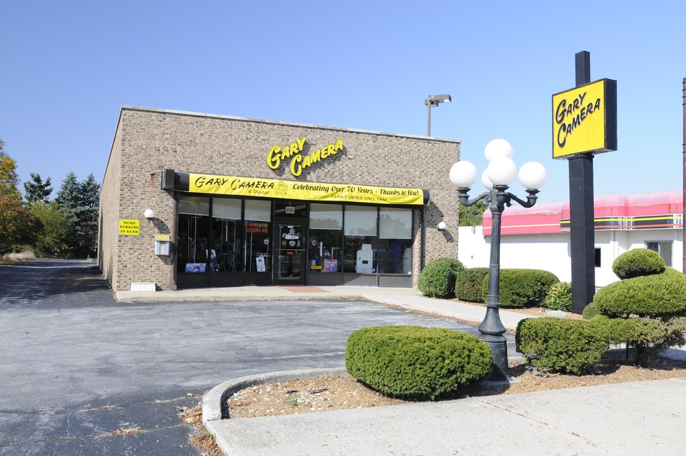 VIVITAR HEAVY DUTY 35mm CAMERA FLASH BRACKET, CABLE RELEASE & HAND STRAP.