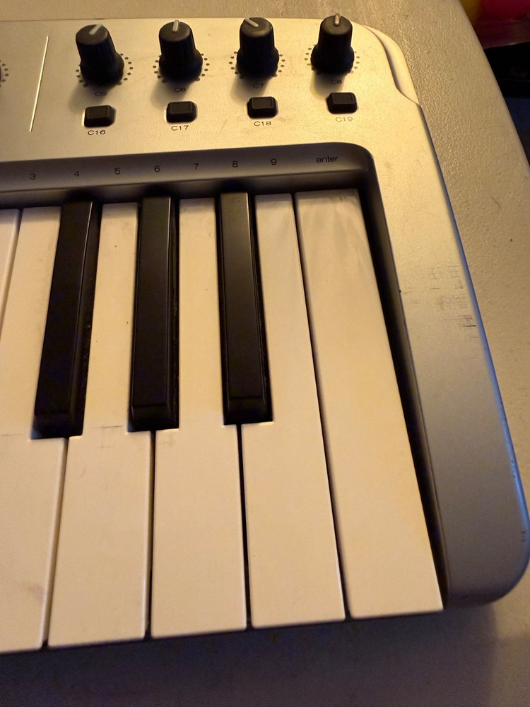 M-Audio O2 Keyboard USB MIDI Controller - Power Up Tested, No USB Cable