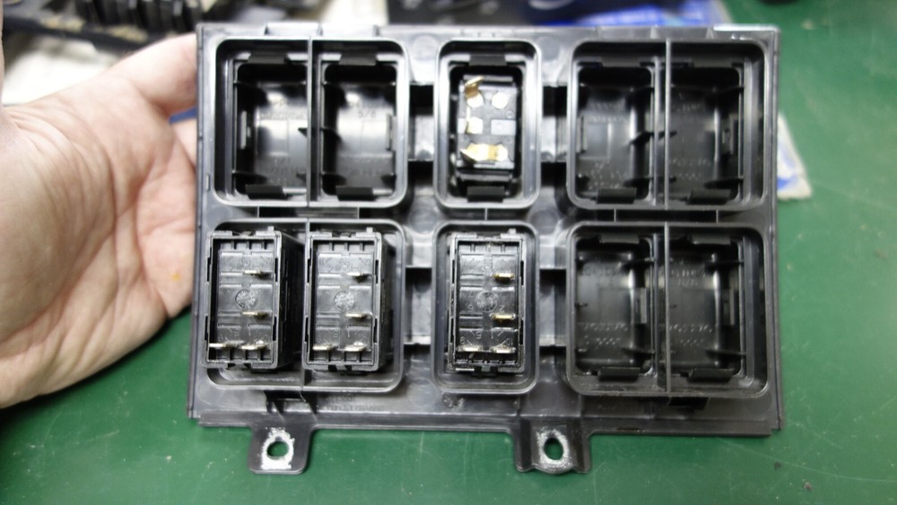 VOLVO VNL SWITCH PANEL 4 SWITCHES 3175601