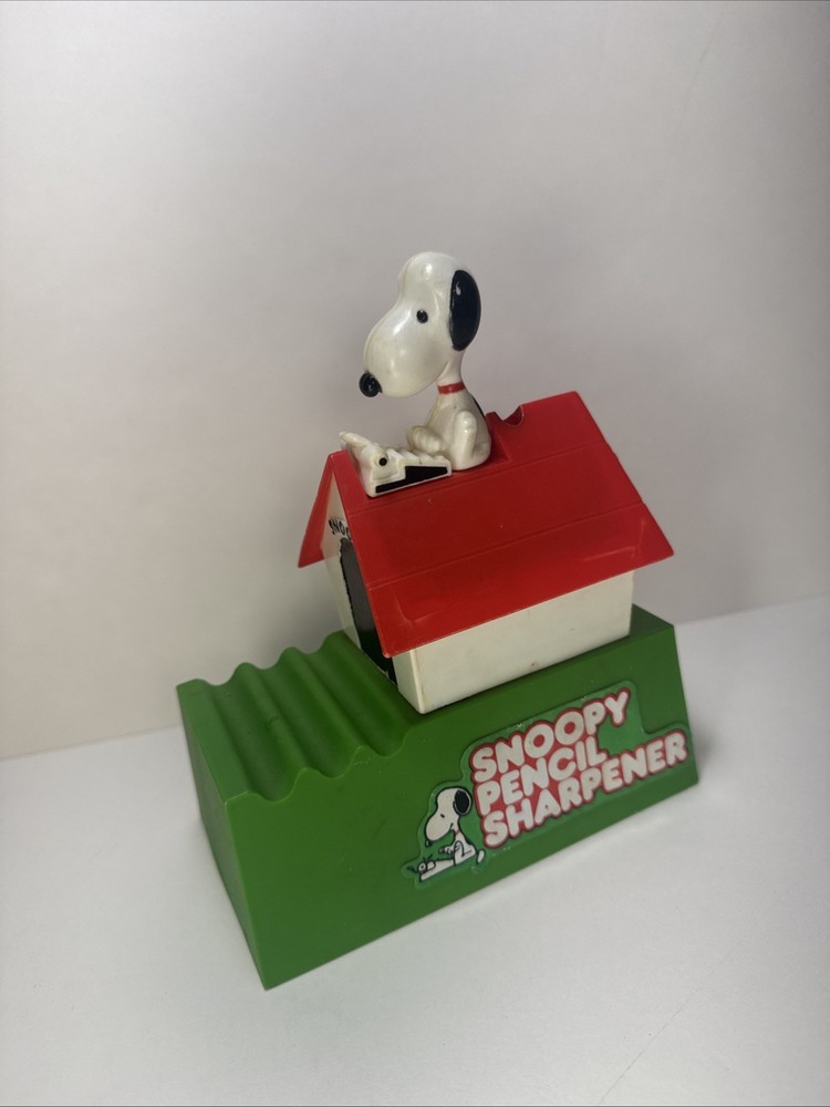 1968 Kenner Snoopy Pencil Sharpener Doghouse Peanuts missing bottom & sharpener