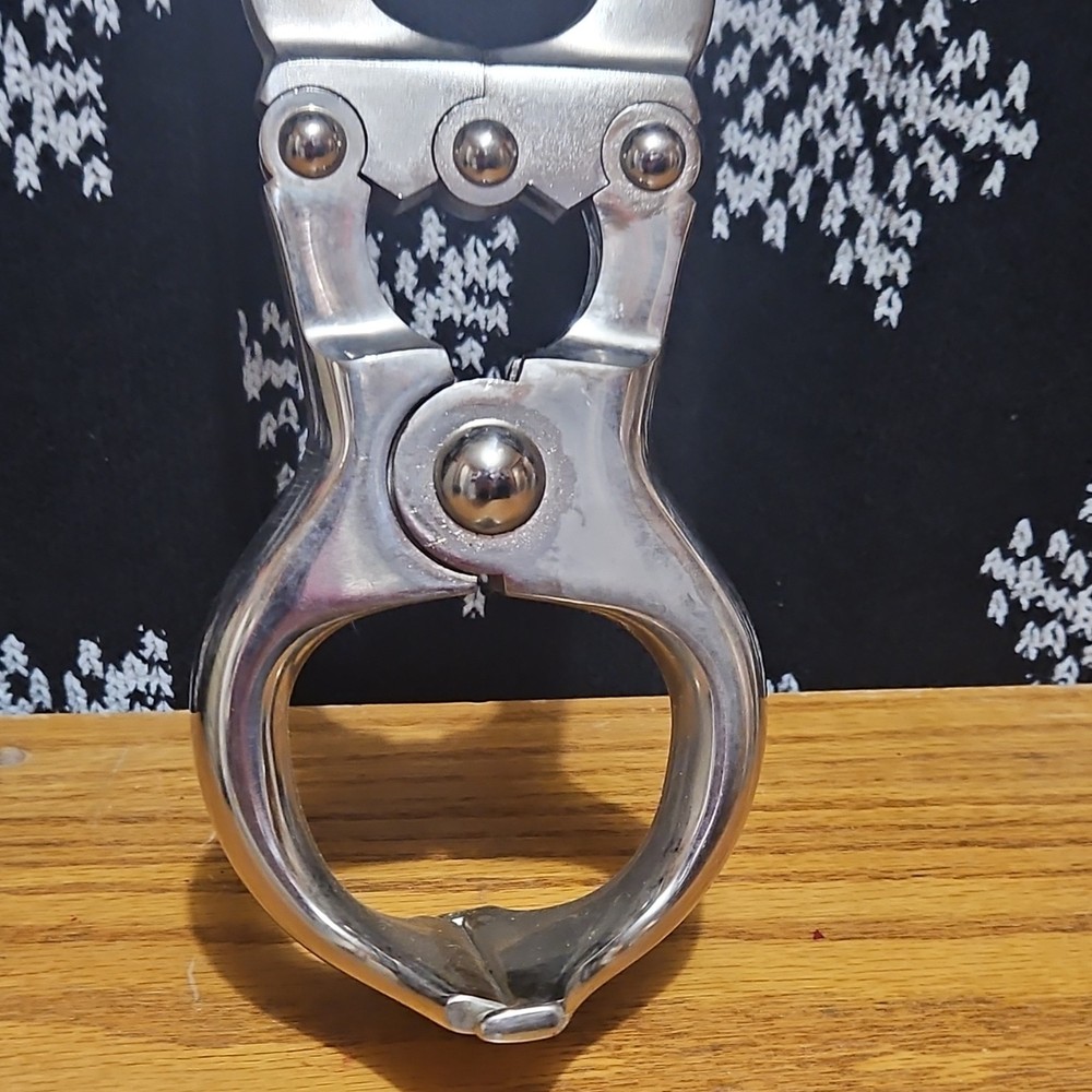 Metal castrator tool