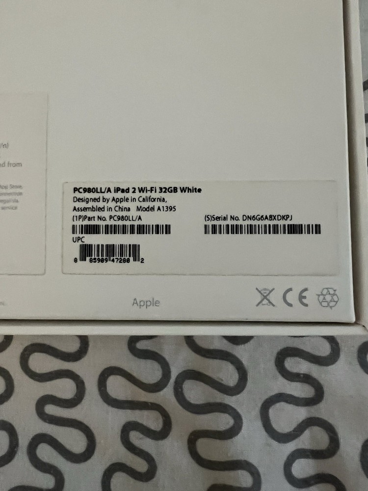 Ipad 2 WiFi 32GB White (BOX ONLY) EMPTY WITH PAPERS