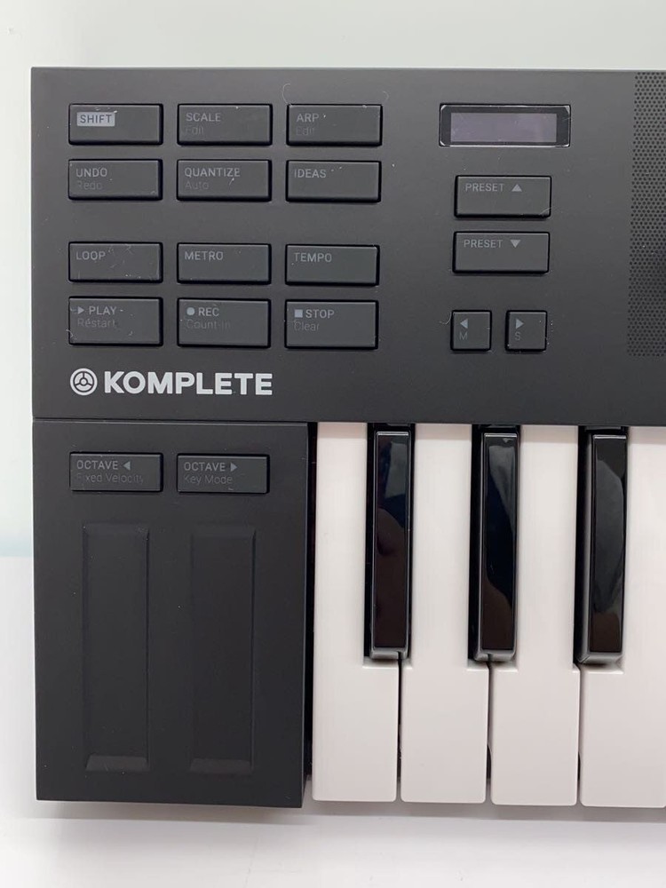 NATIVE INSTRUMENTS Synthesizer M32 MIDI Keyboard Used