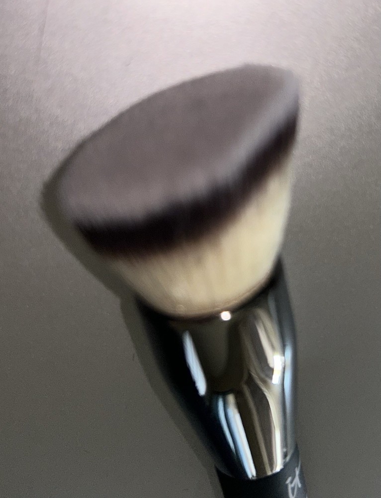 It Cosmetics Heavenly Luxe Solid Serum Foundation Brush No. 29 - Sealed