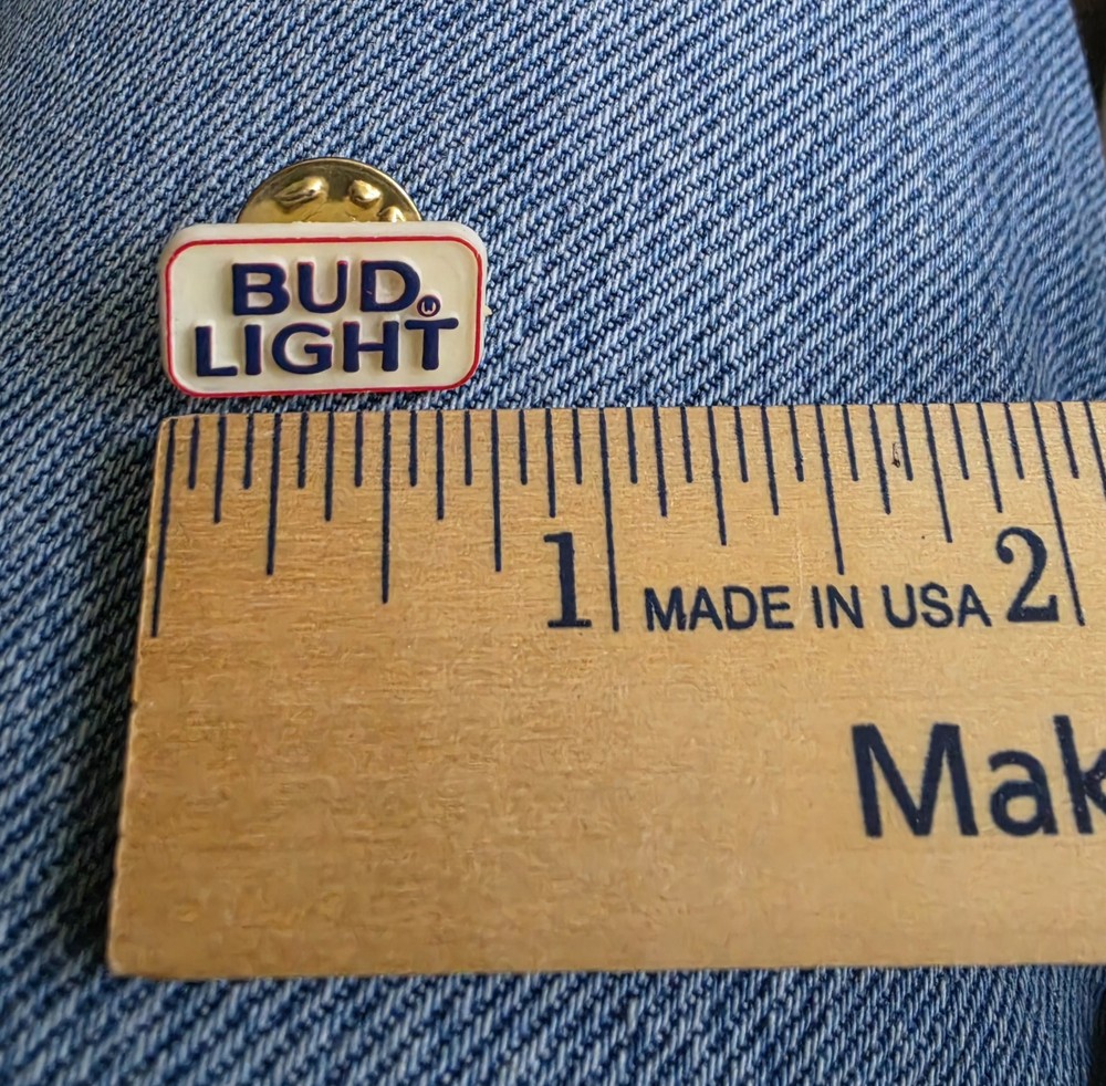 Lapel Pin / Plastic / BUD LIGHT