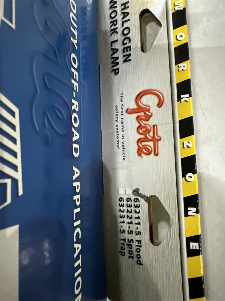 GROTE 63211-5 4″ x 6″ Rectangular Rubber Work Lamp, Flood, Retail Pack