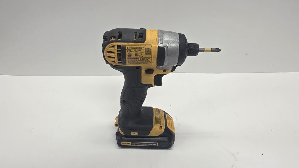 DEWALT DCF885 WITH BATTERY (P08031565)