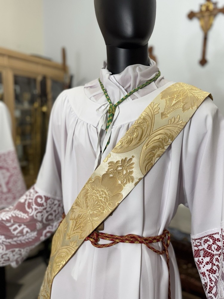 GOLD DAMASK VESTMENT DALMATIC & STOLE
