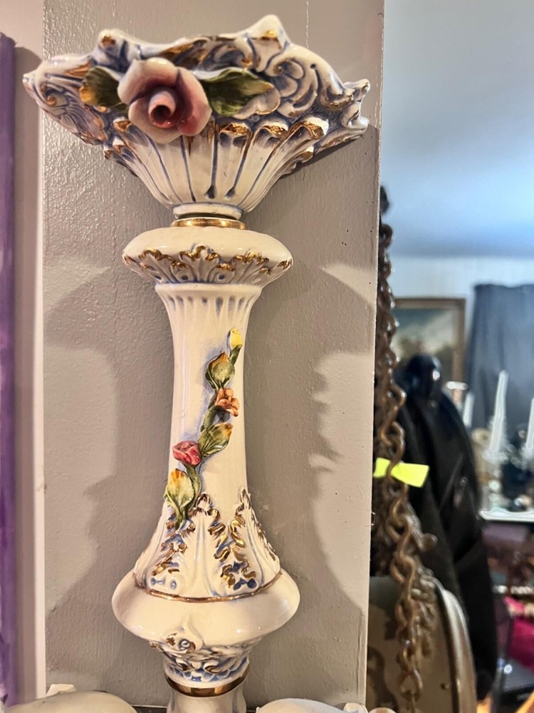 capodimonte -style porcelain sconce