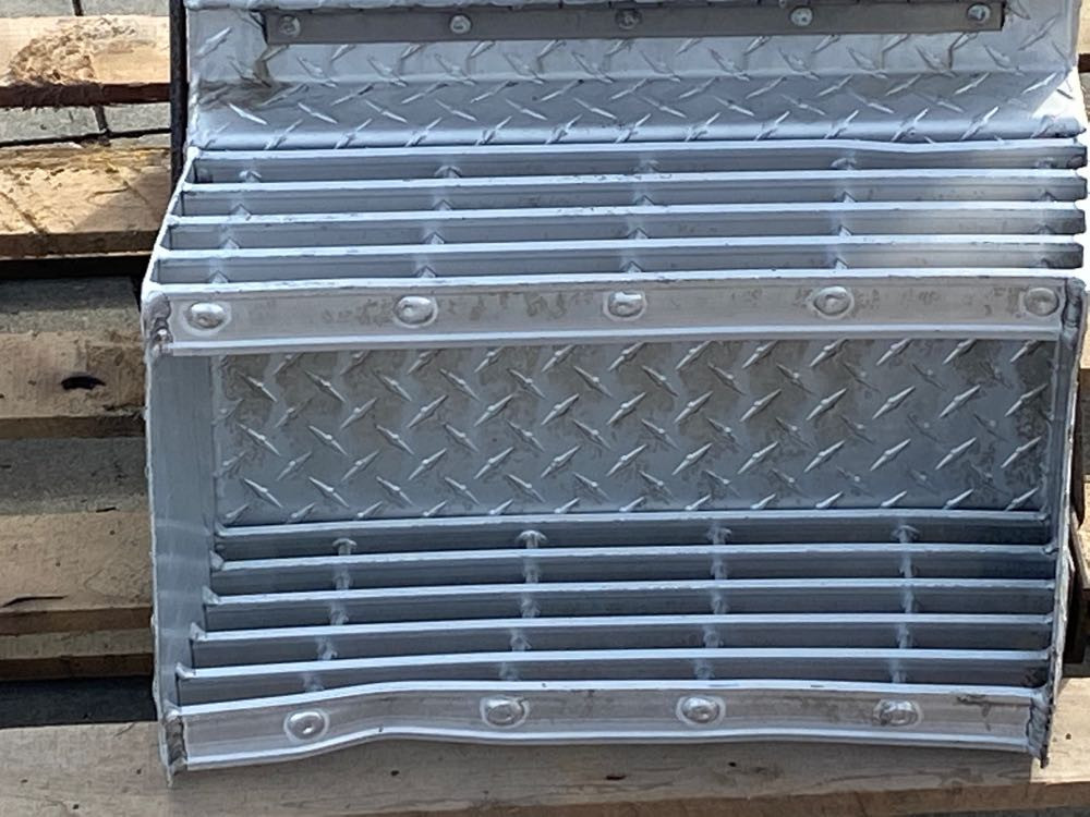 2016 Freightliner Cascadia Tool Box (693-10190)