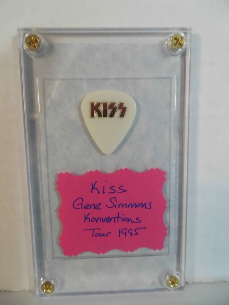 KISS~GENE SIMMONS~GUITAR PICK/CASE~1995 READ DESCRIPTION (56)