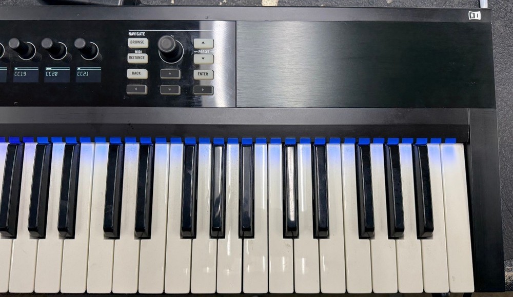 Native Instruments Komplete Kontrol S61 61-Key MIDI Keyboard Controller – Tested