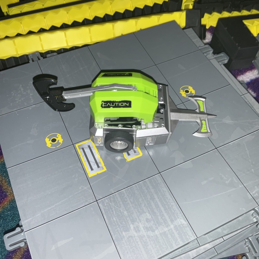 HEXBUG BatteBots Rusty & Tombstone and 4 customizable battlebots
