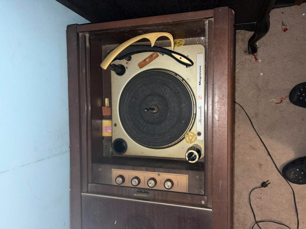 VINTAGE MAGNAVOX CONSOLE STEREO WITH RECORD PLAYER MICROMATIC SOLID STATE