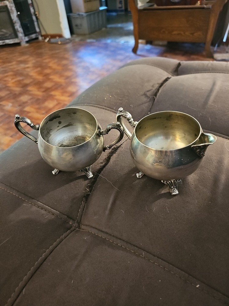 Oneida Sugar and Creamer Set