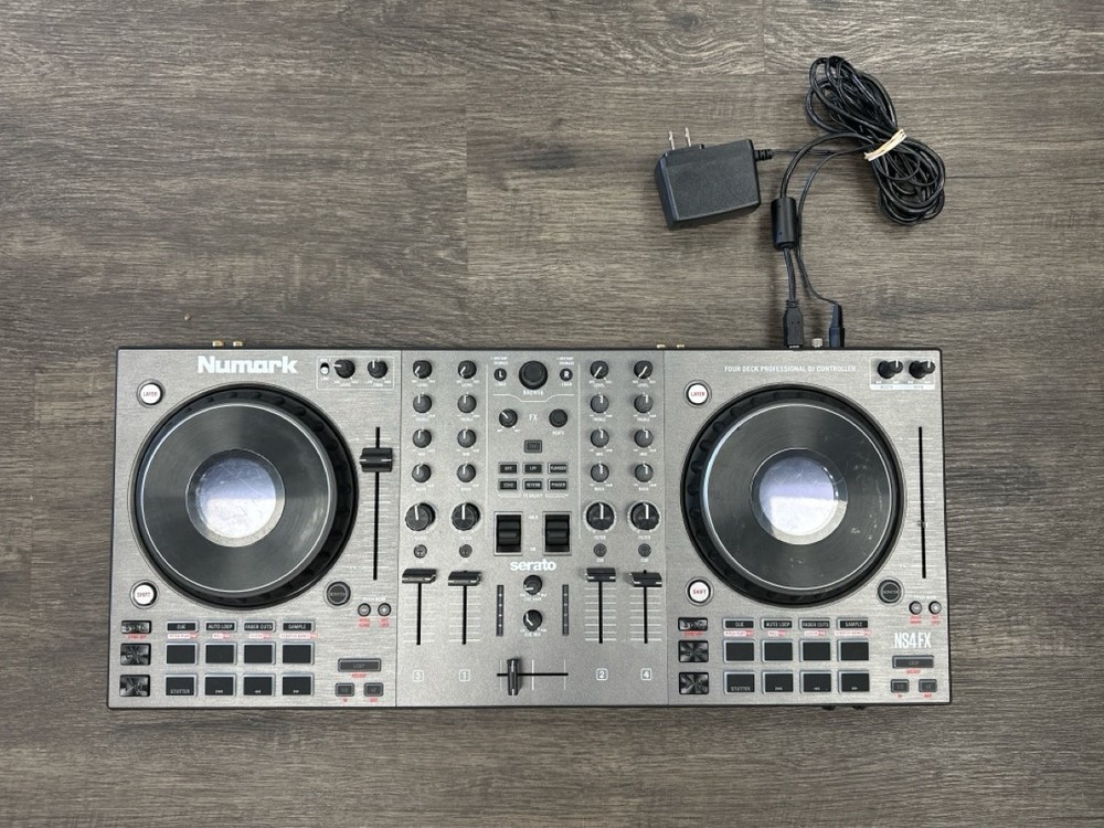 NUMARK ELECTRONICS SERATO DJ EQUIPMENT (B06006683)