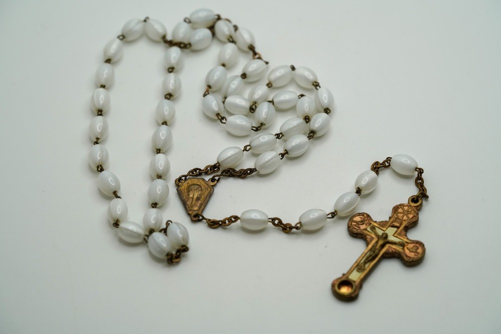 Vintage White Pearlescent Bead Rosary 21" Loop JB45