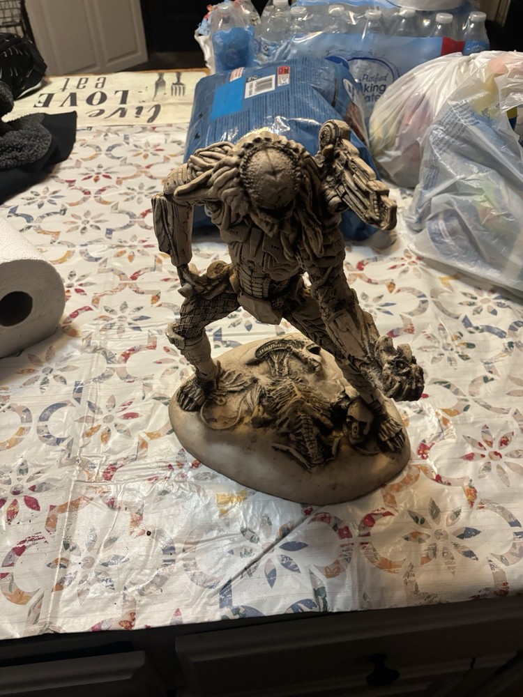 Alien Vs. Predator: Alien Defeated By Predator Statue