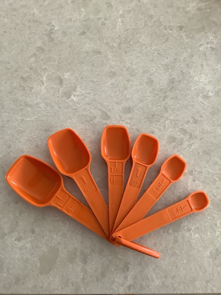 TUPPERWARE  ORANGE MEASURING SPOON SET