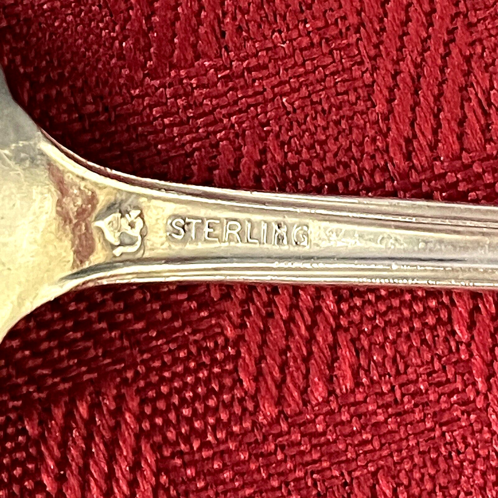 VINTAGE INTERNATIONAL STERLING "CLEONE" PATTERN PRESERVES SERVING SPOON
