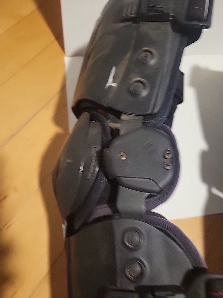 EVS RS9 Knee Brace Large Right/Left