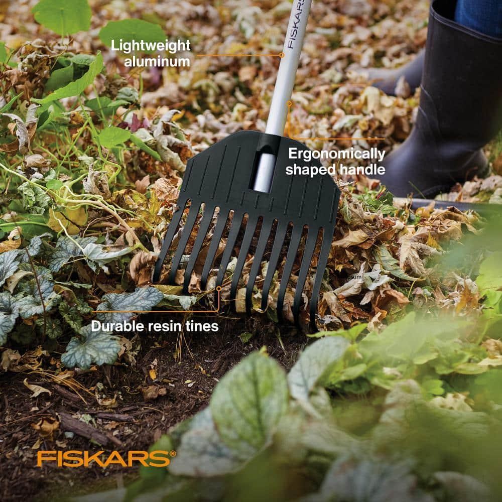 Fiskars Lightweight 8" Shrub Rake, Easily Clean Between Shrubs, Fences & More