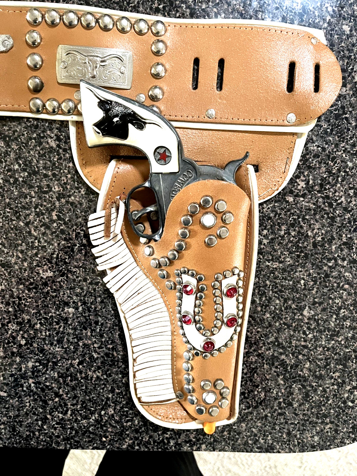 Outstanding Keyston horseshoe holster w/WOW Hubley Cowboy toy cap gun pistols