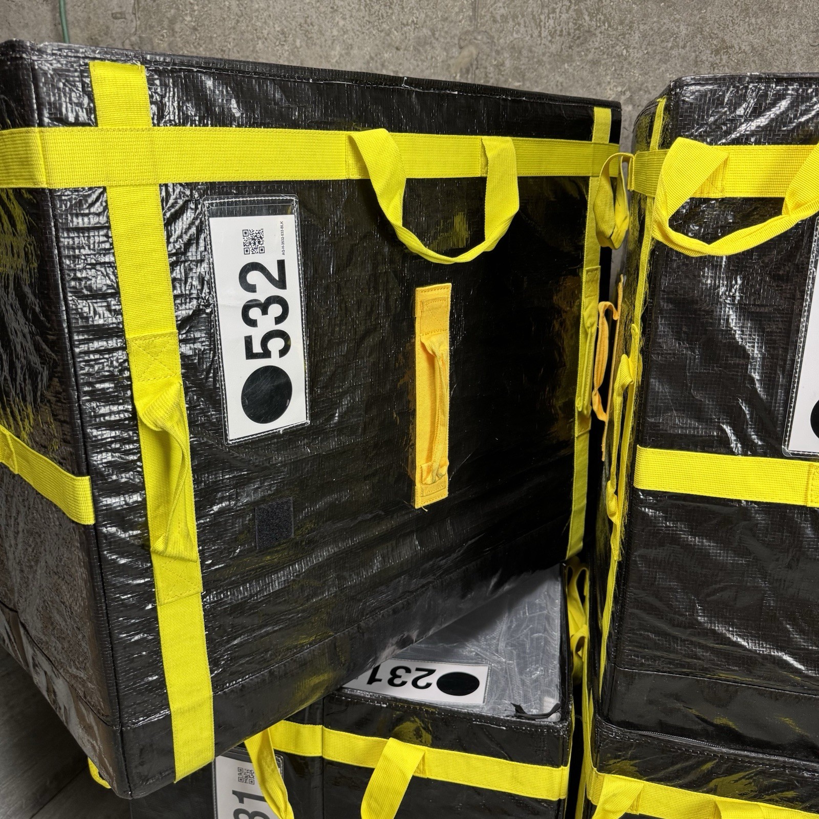 (6) AMAZON COURIER LARGE DELIVERY STORAGE BAGS 28x24x20 BLACK LOT OF 6 TOTES