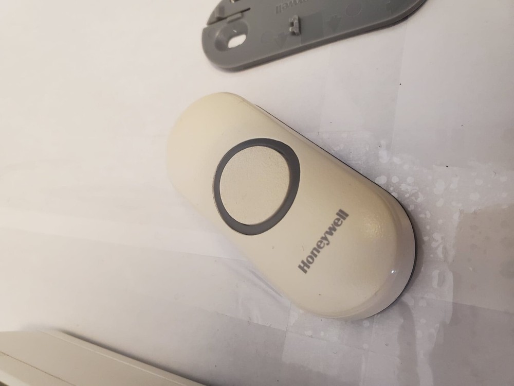 Portable wireless doorbell and push button Used - (T-0047)