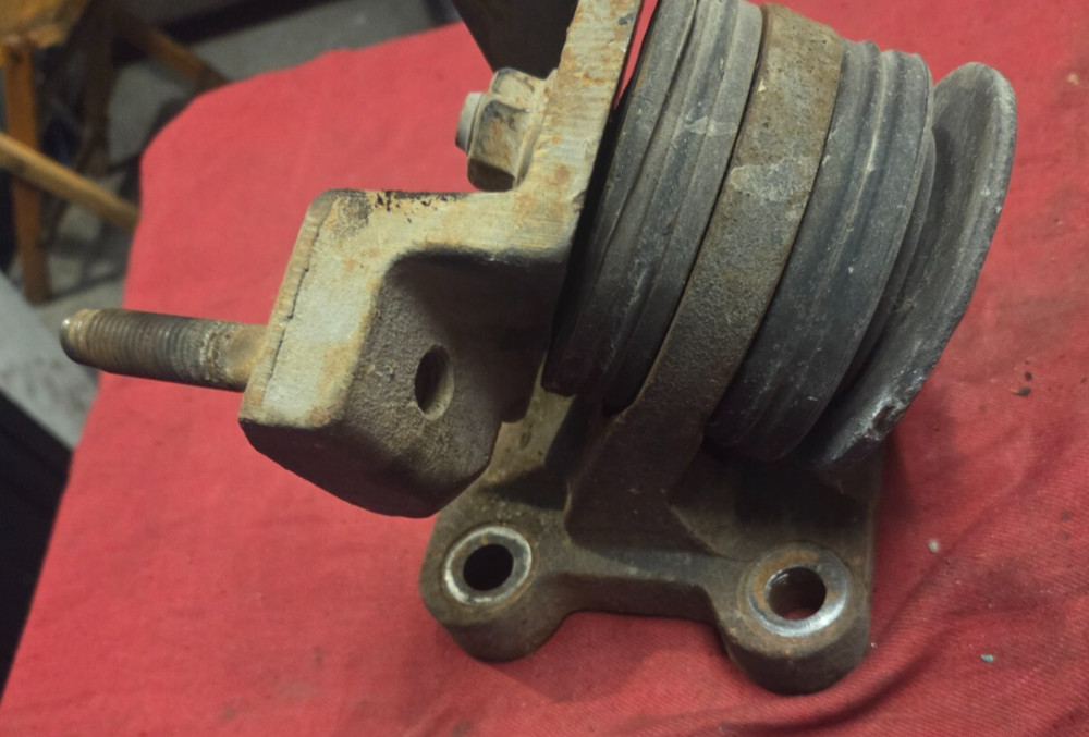 International Maxxforce 13 Engine Front Mount with Bushing 3824527C1, 3824525C1