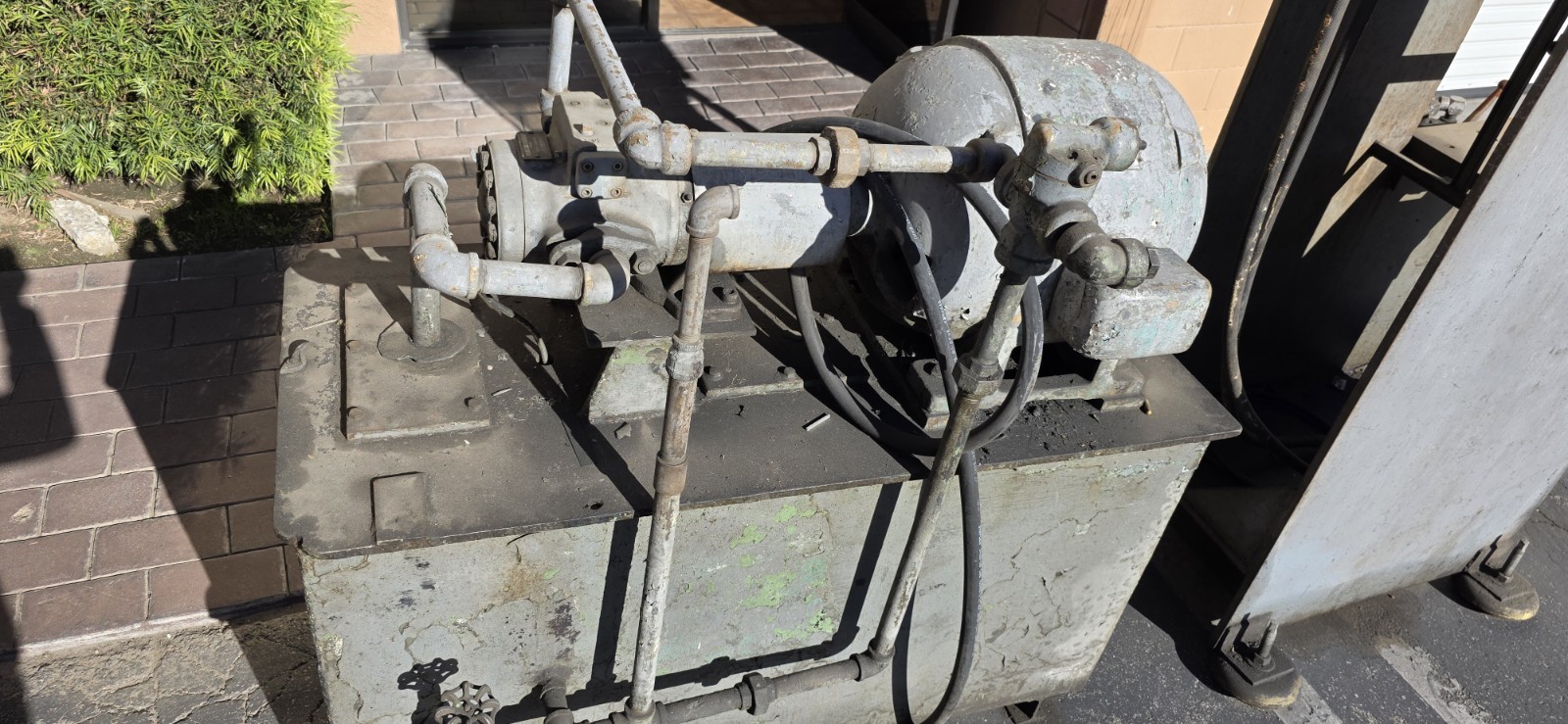 Hydraulic Press 25-Tons (aproximadamente) Double Acting Two-Stage.