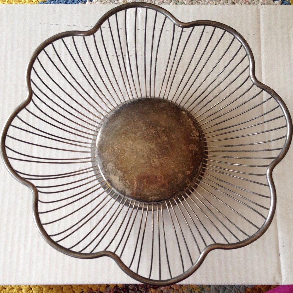 VTG Marked ITALY SILVERPLATE Fruit/Bread/Serving Bowl/Basket. Scalloped/Flower.