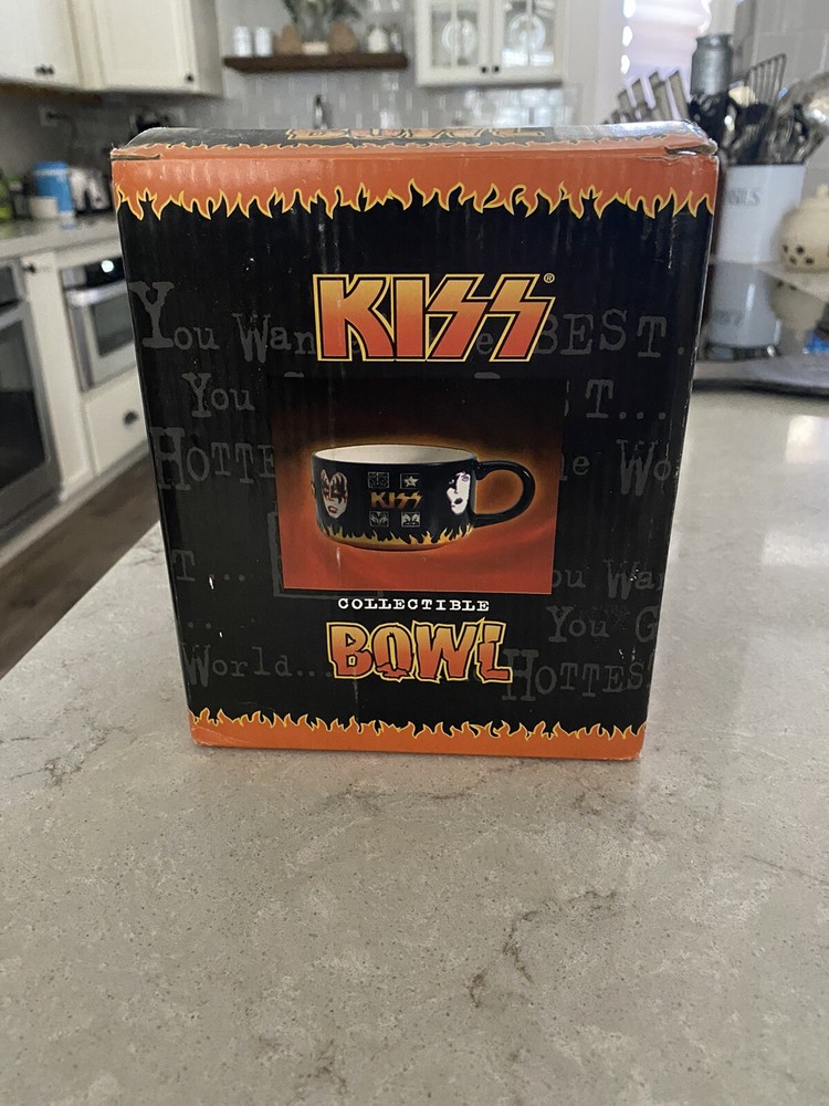 KISS/SPENCER GIFTS COMPLETE DINNERWARE SET PLUS EXTRA OVERSIZED MUG - 8 PIECES