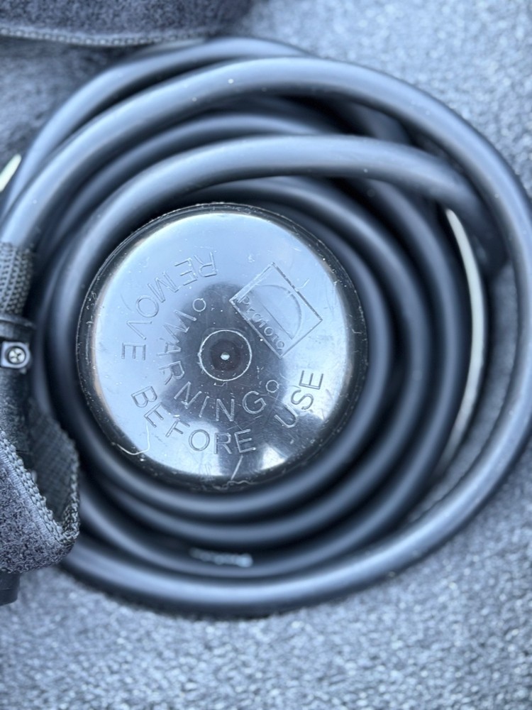 “Speedotron Black Line Studio Strobe Lighting Kit – Power Pack + Flash Heads + C