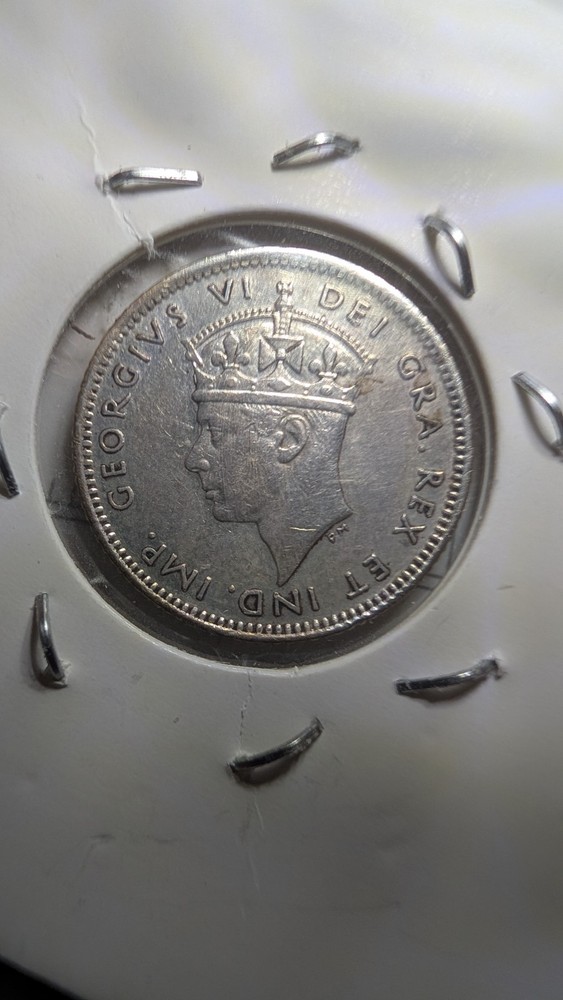 1940- NFLD- 10 CENT SILVER COIN EF (AA114)