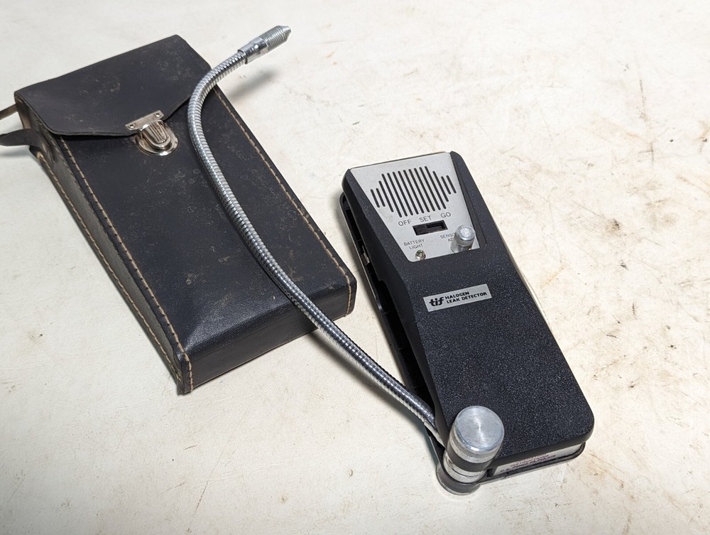 TIF Instruments halogen leak detector with leather case
