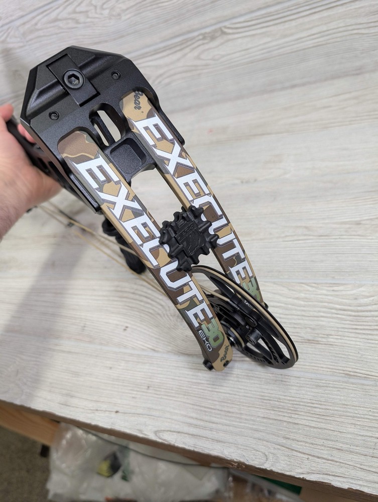 Bear Execute 30 RH 70lb Black Riser/Throwback Limbs Bow