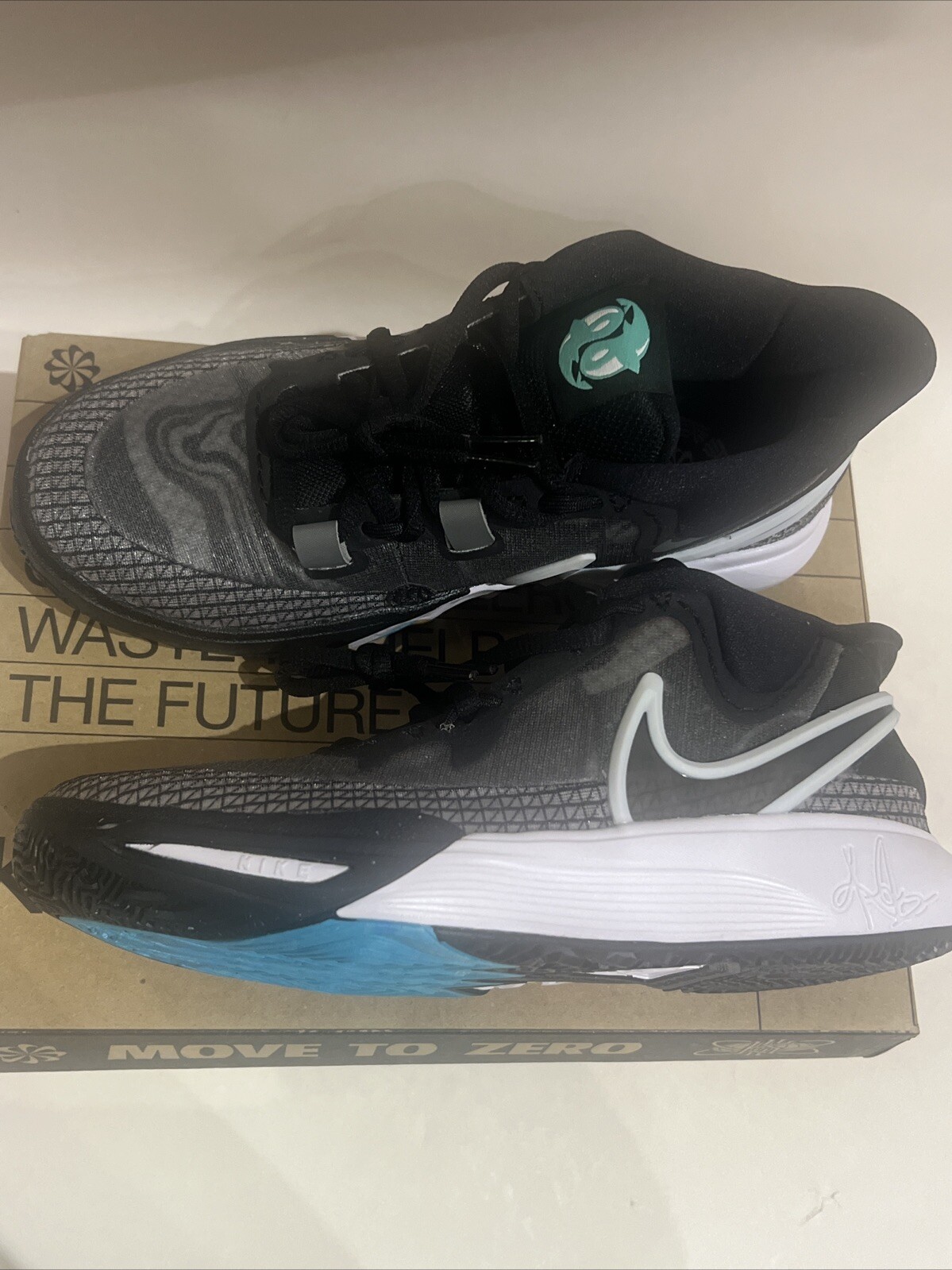 Nike Kyrie 8 GO (GS) DQ8076-001 Black White Light Menta NIB 4.5Y. New Free Shipp