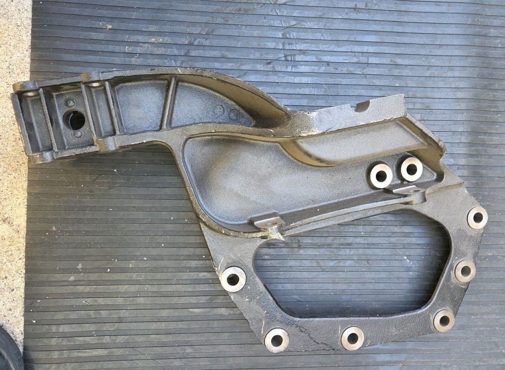 B11-1026 PACCAR LEFT HAND BRACKET DRIVE FRONT SPRING